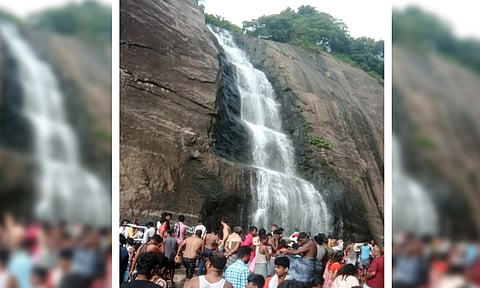 பழைய குற்றால அருவியில் குளித்து மகிழும் சுற்றுலா பயணிகள்.