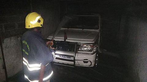 தீயில் எரிந்து சேதமான காரை படத்தில் காணலாம்.