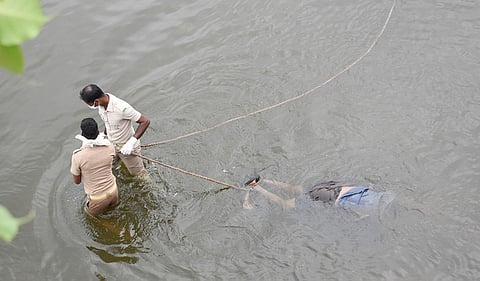 கடலூர் கெடிலம் ஆற்றில் இறந்த நிலையில் கிடந்த ராேஜஷின்  உடலை  தீயணைப்பு வீரர்கள் மீட்டனர்.