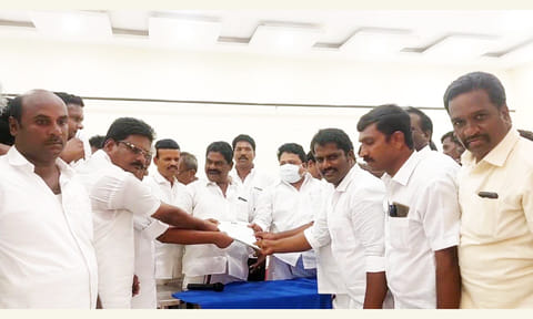 திருப்பத்தூர் மாவட்ட திமுக உட்கட்சி நிர்வாகிகளுக்கான தேர்தல் விருப்ப மனுக்களை நிர்வாகிகள் பெற்ற போது எடுத்த படம்.