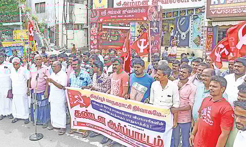 &nbsp;ஆர்ப்பாட்டத்தில் பங்கேற்றவர்கைள படத்தில் காணலாம்.