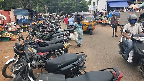 பார்க்கிங் வசதி இல்லாததால் சாலையோரம் நிறுத்தப்பட்டுள்ள இருசக்கர வாகனங்கள்.