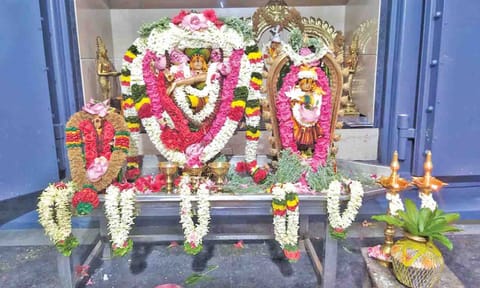 சிவகாமியம்மன் சமேத ஸ்ரீ நடராஜபெருமான் சிறப்பு அலங்காரத்தில் பக்தர்களுக்கு காட்சியளித்தார்.&nbsp;