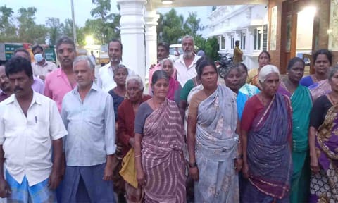 முற்றுகையிட்ட வியாபாரிகள்.&nbsp;