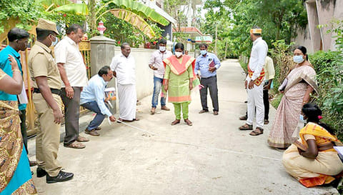 சாலை அமைக்கும் பணியை கலெக்டர் லலிதா ஆய்வு செய்தார்.