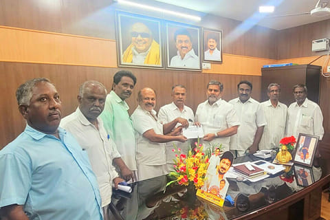 &nbsp;நகராட்சி  தலைவர் மூப்பன் ஹபிபுர் ரஹ்மானிடம் இந்திய யூனியன் முஸ்லிம் லீக் நிர்வாகிகள் கோரிக்கை மனு அளித்த போது எடுத்தபடம்.