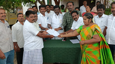 நில எடுப்பு முன்னறிவிப்பு ஆணையை விவசாயிகளுக்கு வழங்கும் விழா நடைபெற்ற காட்சி.&nbsp;