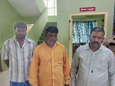 கைதான அண்ணன்-தம்பிகளை படத்தில் காணலாம்.&nbsp;
