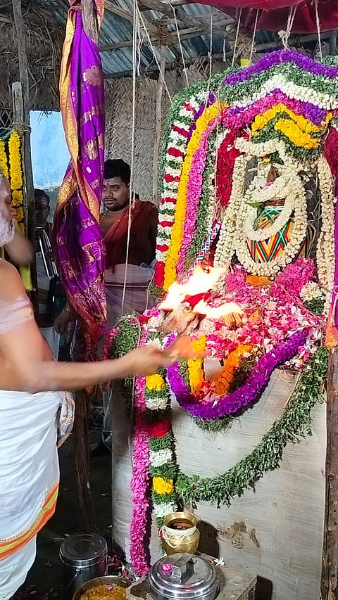 கும்பாபிஷேக விழாவில் தீபாராதனை காட்டப்பட்ட காட்சி. 
