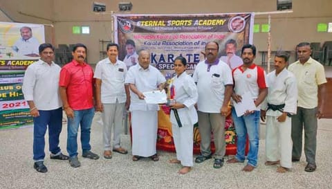 மாணவ-மாணவிகளுக்கு செங்குந்தர் கல்வி நிறுவனங்களின் தலைவர் ஜான்சன்ஸ் நடராஜன் சான்றிதழ்களை வழங்கி பாராட்டிய போது எடுத்த படம்.