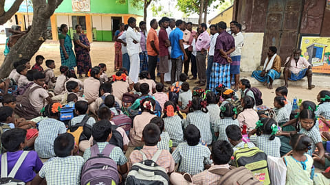 மாணவர்கள் போராட்டம் செய்த காட்சி.