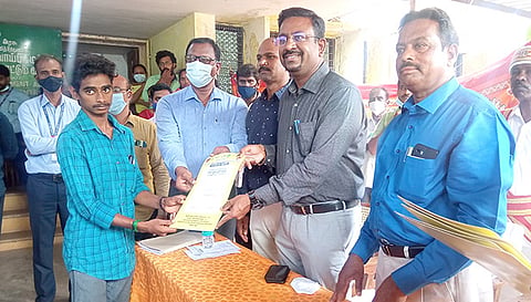 தஞ்சையில் நடந்த வேலைவாய்ப்பு முகாமில் மாற்றுத்திறனாளிகளுக்கு பணி நியமன ஆணையை கலெக்டர் தினேஷ் பொன்ராஜ் ஆலிவர் வழங்கினார்.