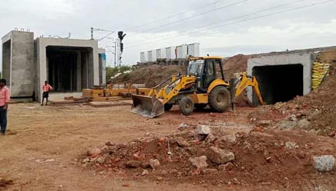 ரெயில் நிலையம் அருகே புதிய பாலம் அமைக்கும் பணிகள் தீவிரம்