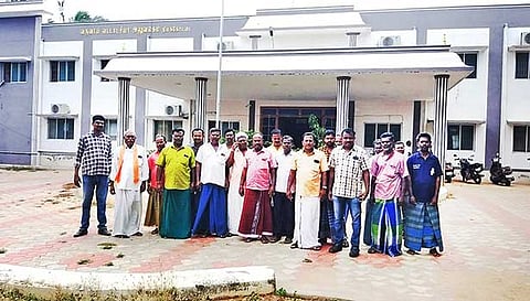 நிலக்கோட்டை தாலுகா அலுவலகத்தில் முற்றுகை போராட்டம் நடத்தியவர்கள்.