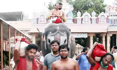 ஸ்ரீரங்கம் ரெங்கநாதர் கோவிலில் சக்கரத்தாழ்வார் திருமஞ்சனம்