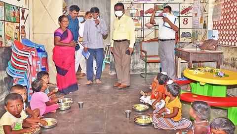 ஆலத்தூரான்பட்டி அங்கன்வாடி மையத்தை கலெக்டர் விசாகன் பார்வையிட்டு ஆய்வு செய்தார்.