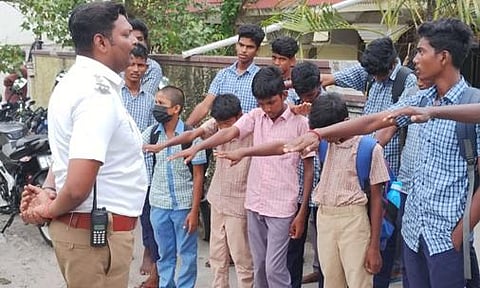 பஸ் படிக்கட்டில் தொங்கி செல்லும் மாணவர்களை போலீசார் உறுதிமொழி எடுக்க வைத்தார்.&nbsp;