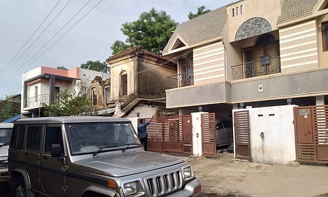 லஞ்ச ஒழிப்பு போலீசார் சோதனை நடத்தி வரும் காமராஜின் சம்பந்தி வீடு