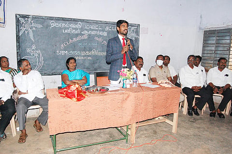 மாவட்ட உரிமையியல் மற்றும் நீதித்துறை நடுவர் நீதிபதி எம்.சுனில்ராஜா பேசியபோது எடுத்தபடம்.