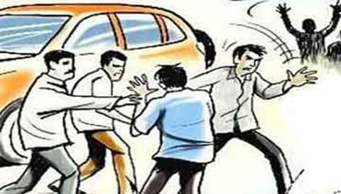 கோஷ்டி மோதலில் ஈடுபட்ட 4 பேர் கைது
