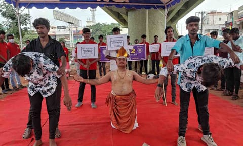 மாணவர்களின் விழிப்புணர்வு  கலைநிகழ்ச்சி நடைபெற்ற காட்சி.&nbsp;
