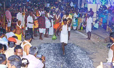 திரவுபதியம்மன் கோவிலில் தீமிதி திருவிழா நடந்த காட்சி.