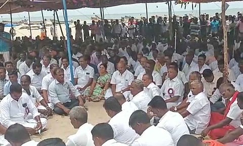 சுருக்குமடி வலை பயன்படுத்த எதிர்ப்பு- 30 மீனவ கிராம மக்கள் கடற்கரையில் போராட்டம்