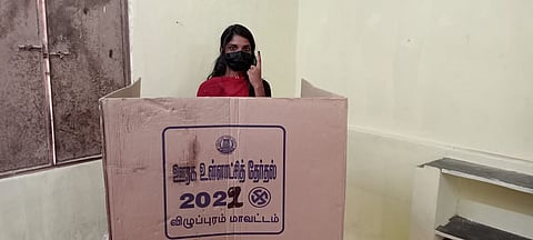 இடைத்தேர்தலில்  இளம்பெண் வாக்களித்த காட்சி.&nbsp;