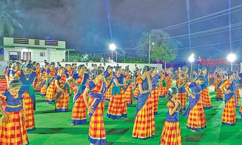 குழந்தைகள் - பெரியவர்கள் கும்மியாட்ட நிகழ்ச்சியில் கலந்து கொண்ட காட்சி.