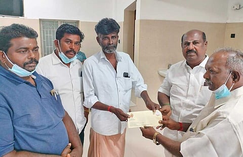 நிதி உதவி வழங்கியபோது எடுத்த படம்.