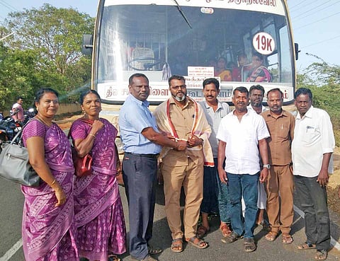 &nbsp;பஸ் டிரைவர், கண்டக்டர்களுக்கு பள்ளி தலைமை ஆசிரியர் பொன்னாடை அணிவித்து பாராட்டிய காட்சி.