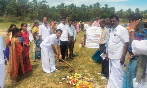 யூனியன் சேர்மன் பொன் முத்தையா பாண்டியன் பணிகளை தொடங்கி வைத்த காட்சி.