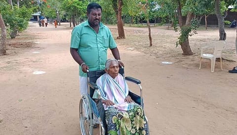 பிள்ளாநல்லூரில் ஓட்டு போடுவதற்காக வயதான மூதாட்டியை சக்கர நாற்காலியில் அமர வைத்து அழைத்துச் சென்ற காட்சி.