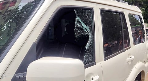 உடைக்கப்பட்ட கார் கண்ணாடி.