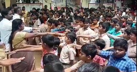 மாணவ, மாணவிகள் உறுதிமொழியேற்பு