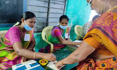 ஈரோடு மாவட்டத்தில் 8 வாக்குச்சாவடி மையங்களில் வாக்குப்பதிவு தொடங்கியது