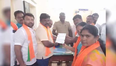 போலீஸ் நிலையத்துக்கு புகார் கொடுக்க வந்த பா.ஜ.க.வினர்.
