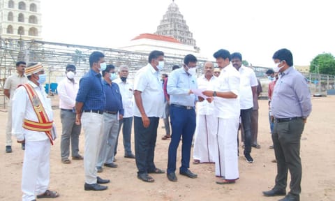 தஞ்சையில் புத்தக கண்காட்சி நடைபெறும் இடத்தை பார்வையிட்டு முன்னேற்பாடு பணிகள் குறித்து அமைச்சர் அன்பில் மகேஷ்பொய்யாமொழி கேட்டறிந்தார்.
