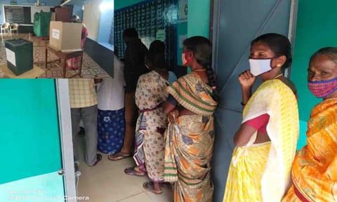 இச்சிப்பட்டி அரசு பள்ளி வாக்குச்சாவடி மையத்தில் வாக்களிக்க வரிசையாக நின்ற பொதுமக்கள்.&nbsp;