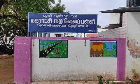 மாணவர்களால் தீட்டப்பட்ட சுவர் ஓவியங்களை படத்தில் காணலாம்.