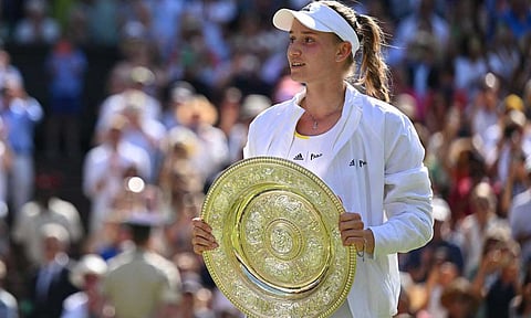 கோப்பையுடன் எலினா ரிபாகினா