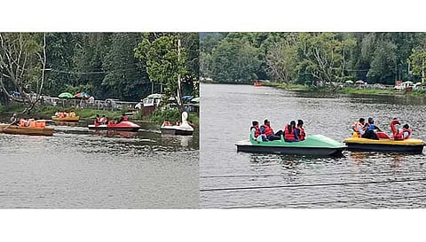 நட்சத்திர ஏரியில் ஆனந்தமாக படகுசவாரி செய்து மகிழ்ந்த சுற்றுலா பயணிகள்.