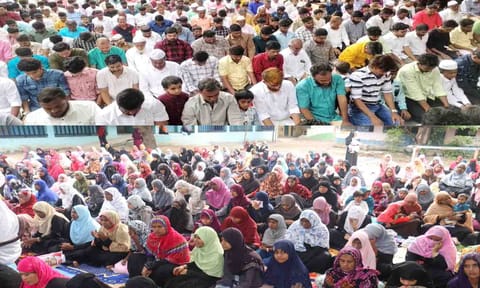 திருப்பூர் நொய்யல் வீதி மாநகராட்சி பள்ளியிலும் சிறப்பு தொழுகையில் ஈடுபட்டவர்களை படத்தில் காணலாம்.