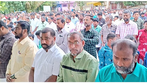 கடையநல்லூரில் நடந்த சிறப்பு தொழுகையில் கலந்து கொண்டவர்கள்.