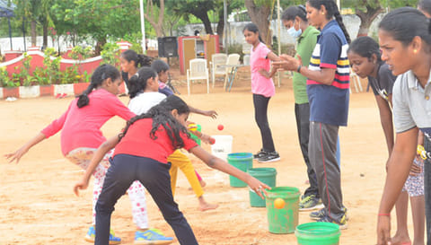 கோவையில் குழந்தைகள், நண்பர்களுடன்  உற்சாகத்துடன் விளையாடிய போலீசார்