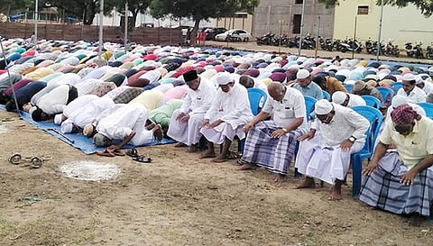 தொண்டி மலுங்கு ஒலியுல்லா தர்ஹா திடலில் பக்ரீத் பண்டிகையையொட்டி சிறப்பு தொழுகையில் கலந்து கொண்டவர்கள்.
