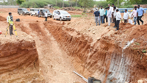 மேலூர்- காரைக்குடி 4 வழிச்சாலை பணிகளை கலெக்டர் மதுசூதன்ரெட்டி பார்வையிட்டு ஆய்வு செய்தார். அருகில் தேசிய நெடுஞ்சாலை துறை மதுரை மண்டல திட்ட இயக்குநர் நாகராஜன் மற்றும் பலர் உள்ளனர்.