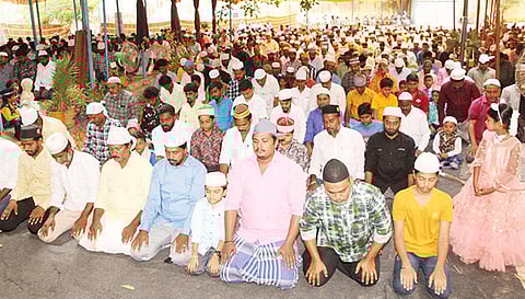 அரசரடி ஈத்கா பள்ளிவாசலில் சிறப்பு தொழுகை நடந்தது.
