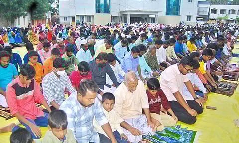 இஸ்லாமியர்கள் பக்ரீத் பண்டிகையையொட்டி சிறப்பு தொழுகை