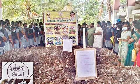 மாணவ- மாணவிகளுக்கு இயற்கை உரம் தயாரிப்பு குறித்து செயல்முறை விளக்கம்